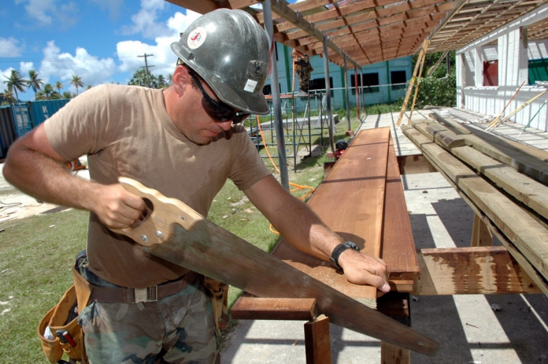 ebeniste-ASPREMONT-min_worker_construction_building_carpenter_male_job_build_helmet-893290